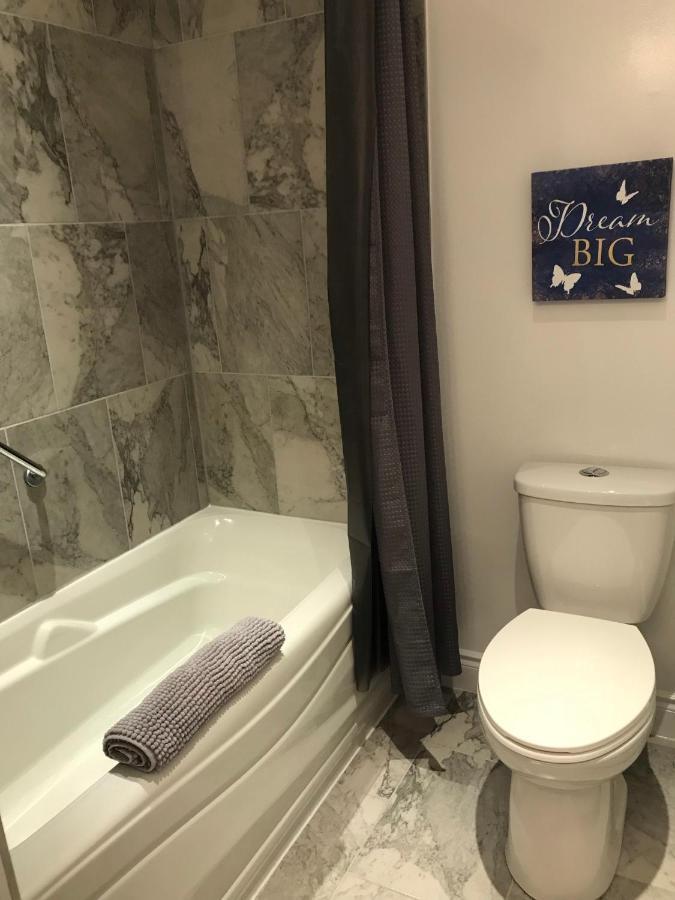 Ottawa Downtown Executive Apartment Retreat With Private Balcony Near Bank Street - Sleep Max 2 Ngoại thất bức ảnh